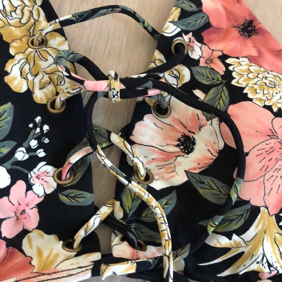 Billabong women’s swimsuit top - Picture 3 of 5